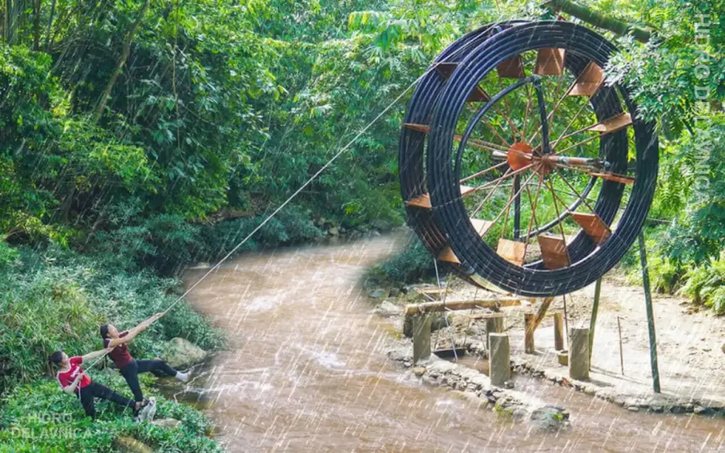 Spiralna črpalka v deževnem dnevu z dvema osebama, ki jo spuščata v ležišče.